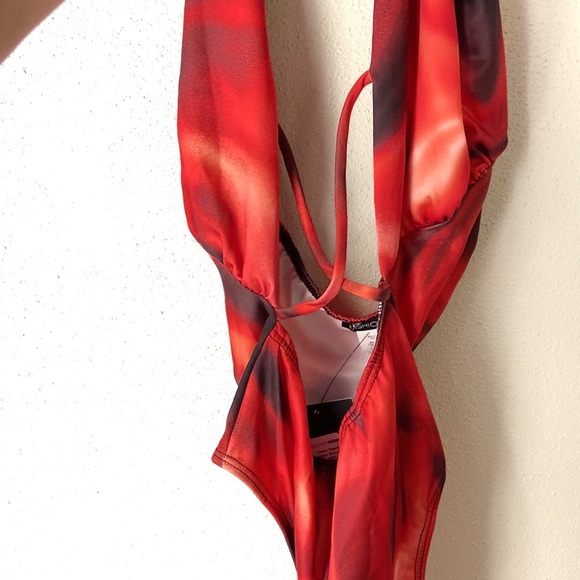 NWT. Halter Bodysuit. Fashion Nova. Size Small. - Picture 5 of 9